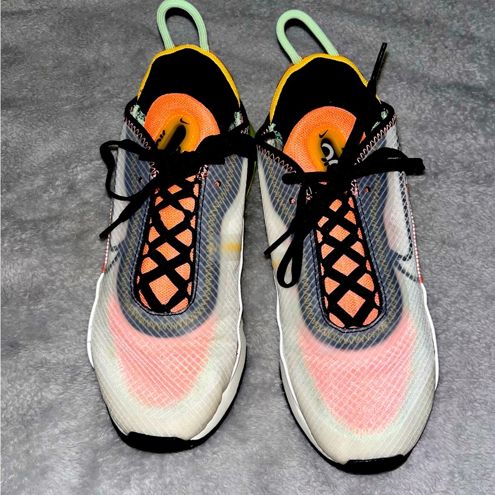 ✨Nike Air Max 2090 Size 6✨